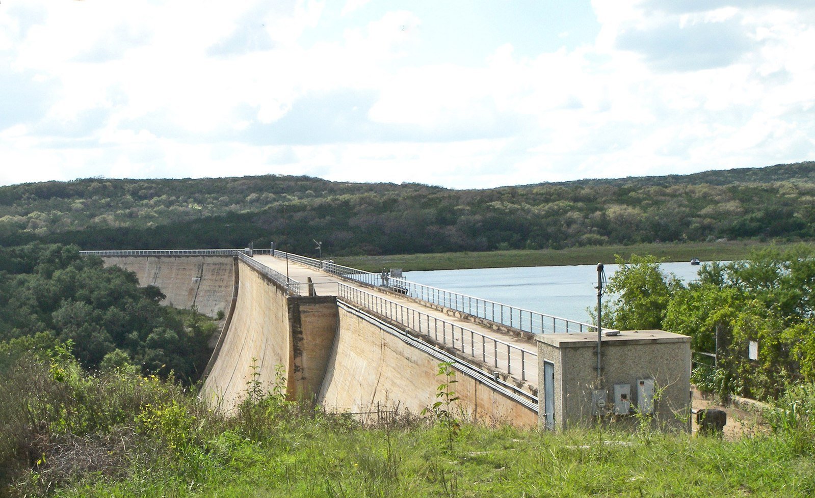 The dam at Medina Lake